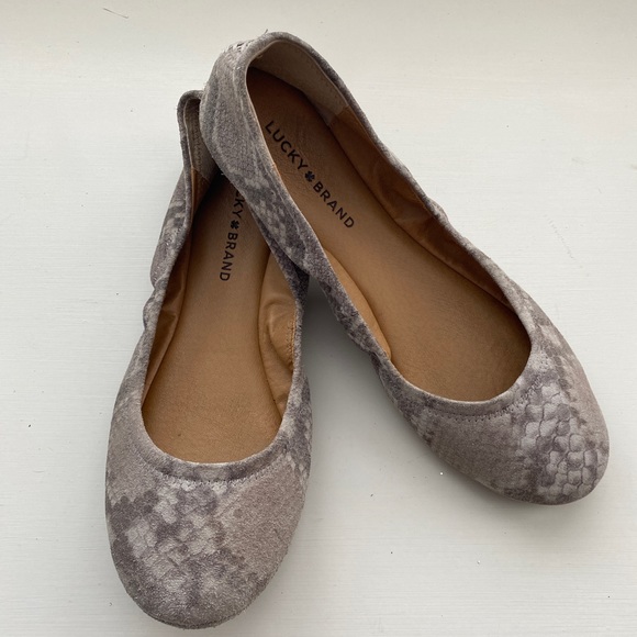 Lucky Brand Emmie Flat in Grout - Picture 4 of 9